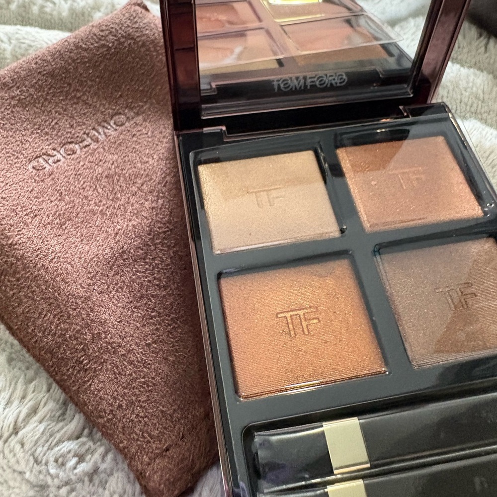 Tom Ford Black and Gold Compact Eye Quad - Picture 8 of 12